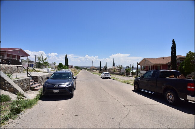 Building Photo - 2111 Portland Ave