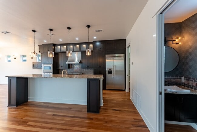 Building Photo - Gorgeous 4 bedroom, 5 bathroom House in Bouldin Creek!