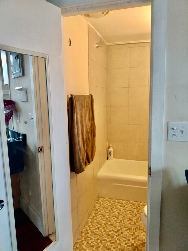 Building Photo - 108 Myrtle St