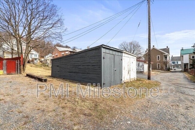 Building Photo - 16 Woods Ln