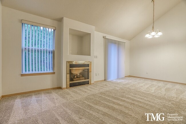 Building Photo - Peaceful 2-bedroom, 2 bath Townhome in thi...