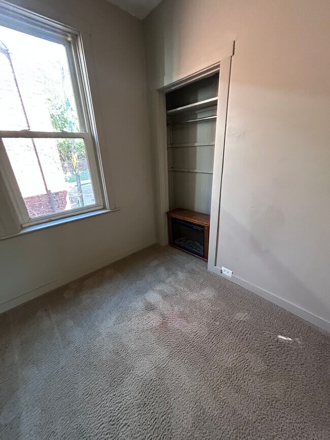 Building Photo - 5 Bedroom 1.5 Bath Home| Brighton Heights ...