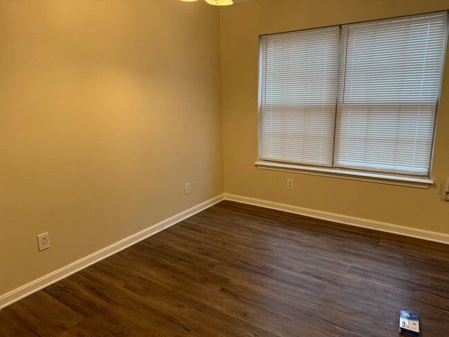 Building Photo - 2 bedroom 2.5 bath townhouse