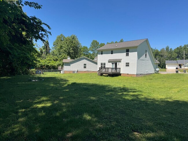 Building Photo - $1425/18 month lease or $1450/12 month lease.
