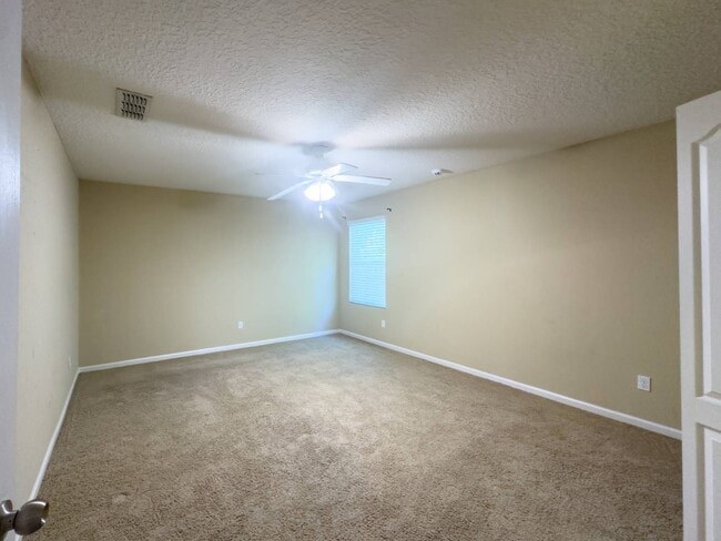 Building Photo - 15 Hunters Hollow Ct