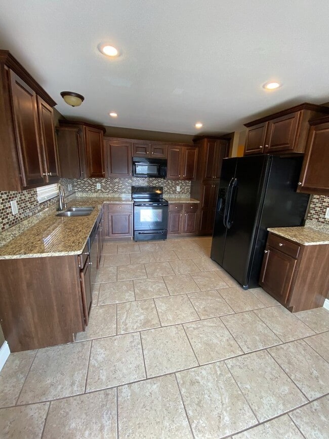 Building Photo - Mountain Views, Modern Touches – 5 Bed Bea...