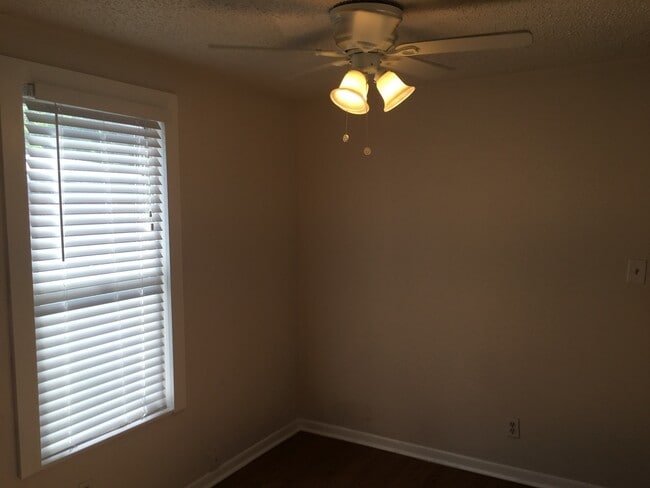Building Photo - Vintage North Hyde Park Bungalow