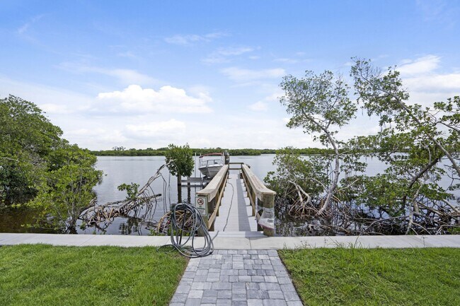 Building Photo - 5/3 Luxury Custom Home plus Boat dock, Pool and Stunning Views!!