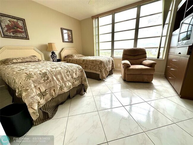 Building Photo - 2671 S Course Dr