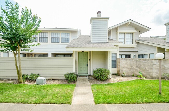 Building Photo - 6211 Ludington Dr