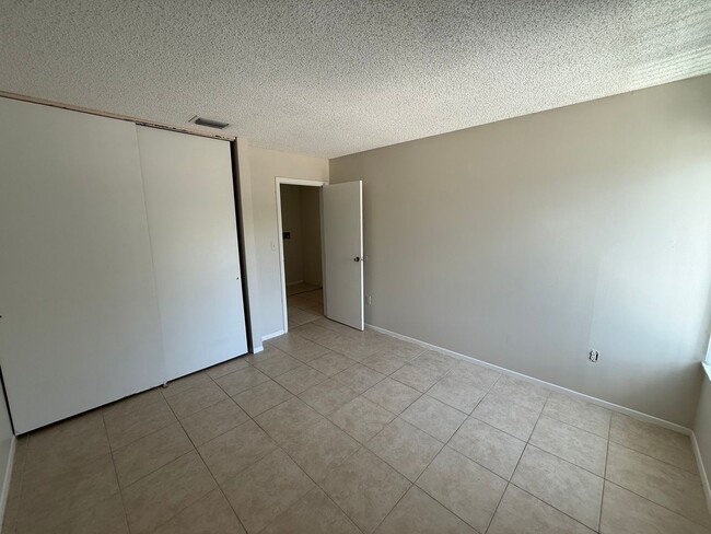 Building Photo - 1001 Spring Meadow Dr