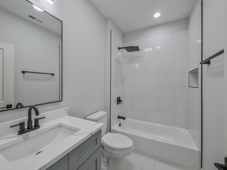 Building Photo - 1139 S Mozart St