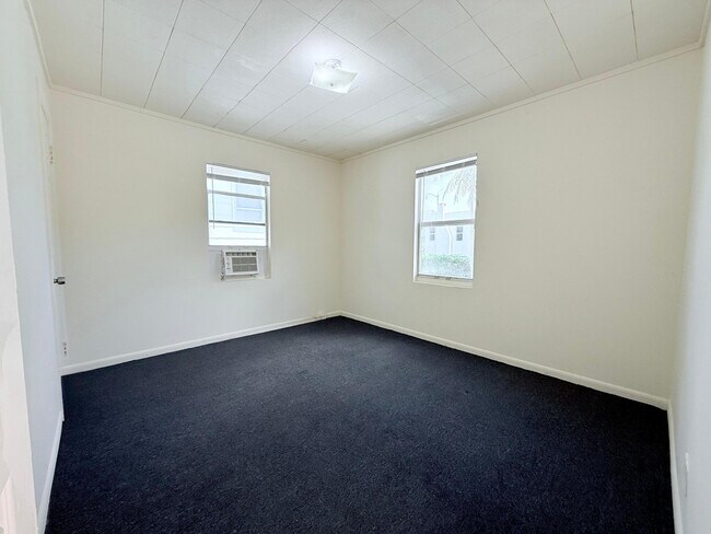 Building Photo - 605 33rd St
