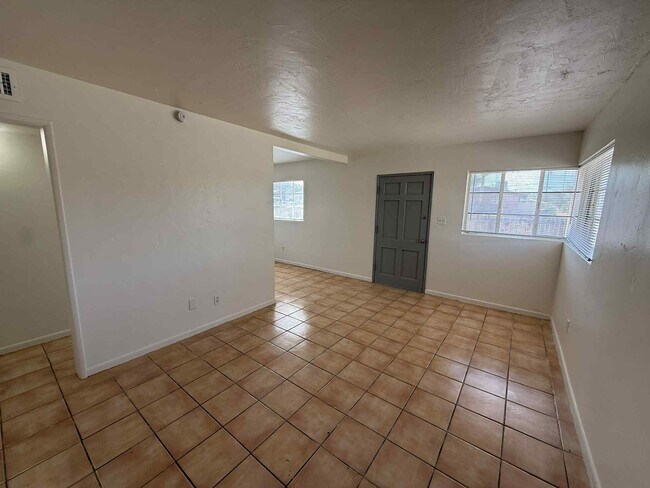 Building Photo - 2515 E Linden St