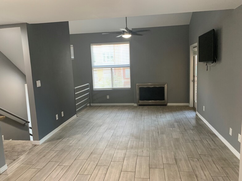 Family room - 154 W 5th St