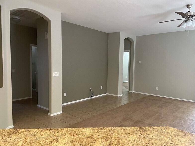 Building Photo - 14627 W Crocus Dr