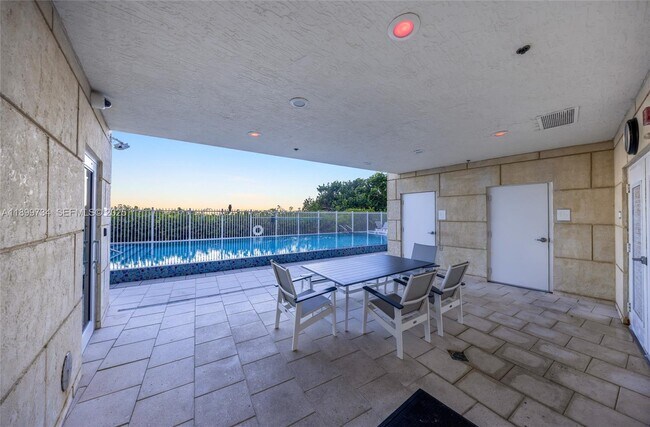 Building Photo - 704 N Ocean Blvd