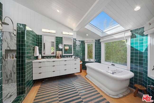 Building Photo - 7038 Dume Dr