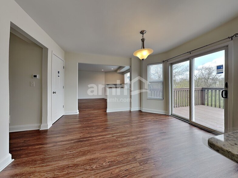 Building Photo - 2819 Coachlight Ln