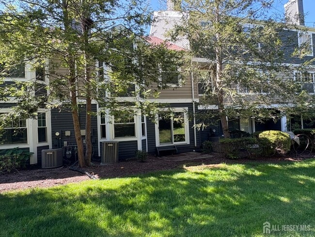 Building Photo - 285 Greenfield Rd