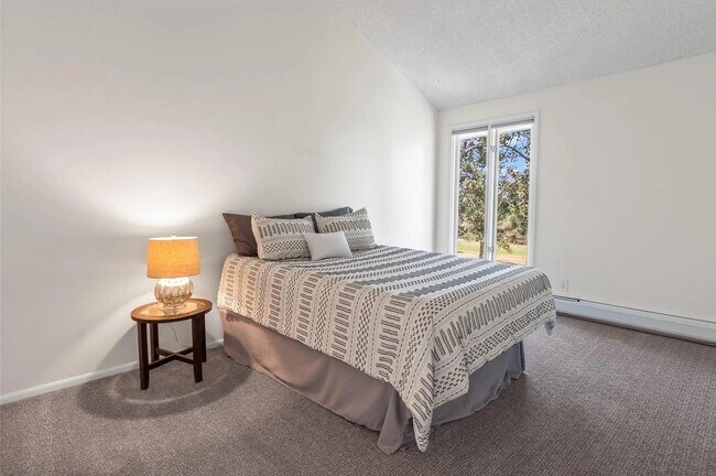 Building Photo - Exquisite Townhome in Hiwan on Golf Course!