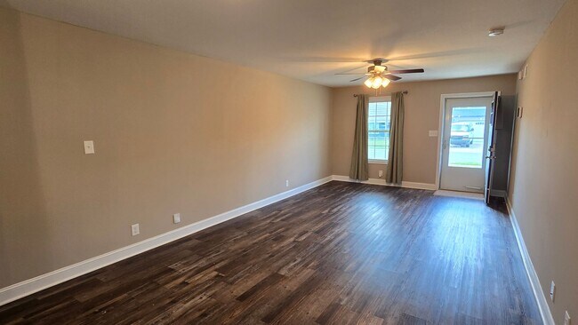 Building Photo - Beautiful 3 BDS 2 BA with fenced in yard