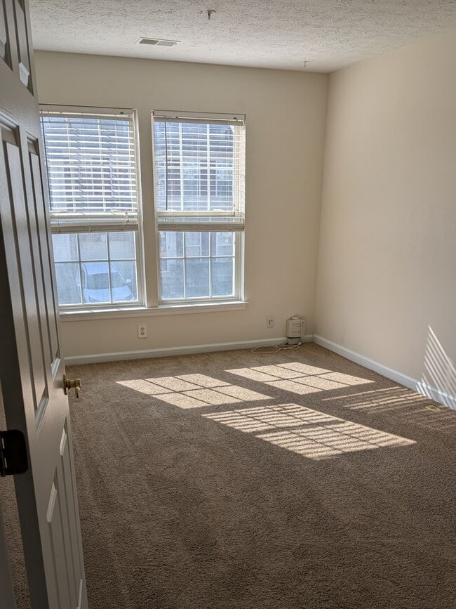 Building Photo - THE VILLAS AT HOLLYWOODS