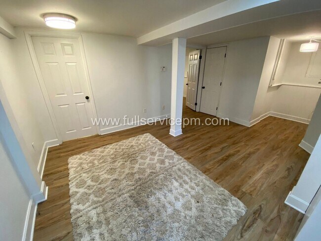 Building Photo - 8008 Roosevelt Way NE