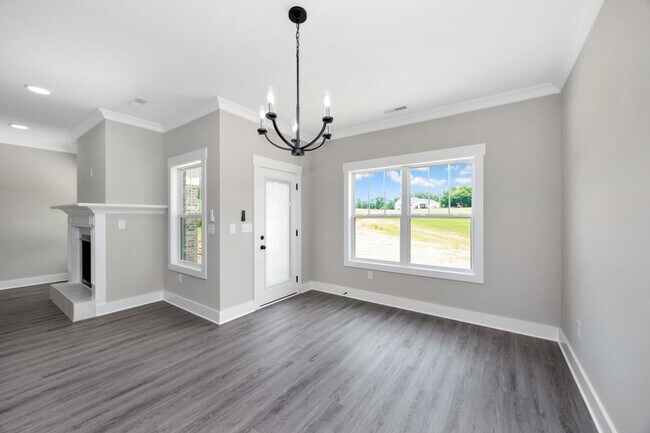 Building Photo - 4 Bedroom, 2 Bath