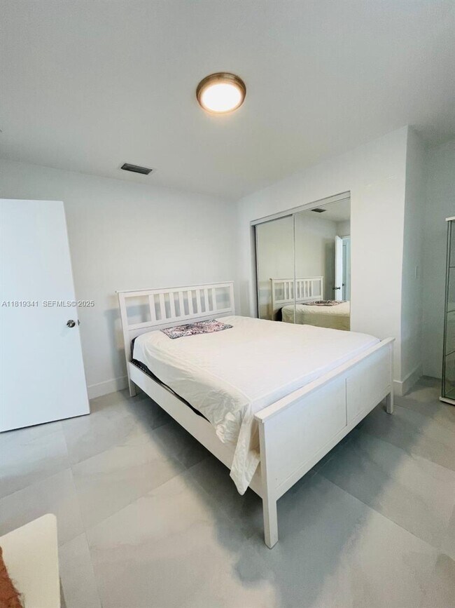 Building Photo - 1515 NE 110th St