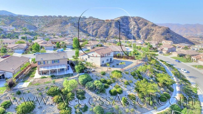 Building Photo - Large 4 Bed/3 Bath Home with an Incredible...