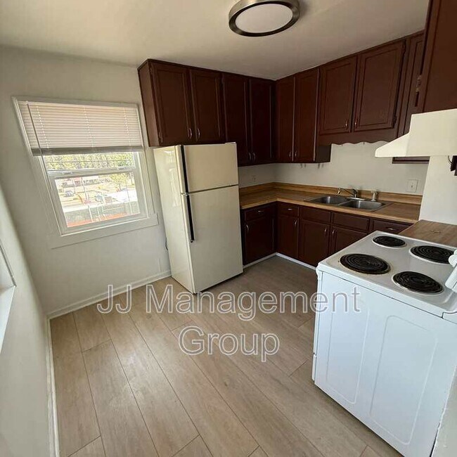 Building Photo - 1205 2nd St