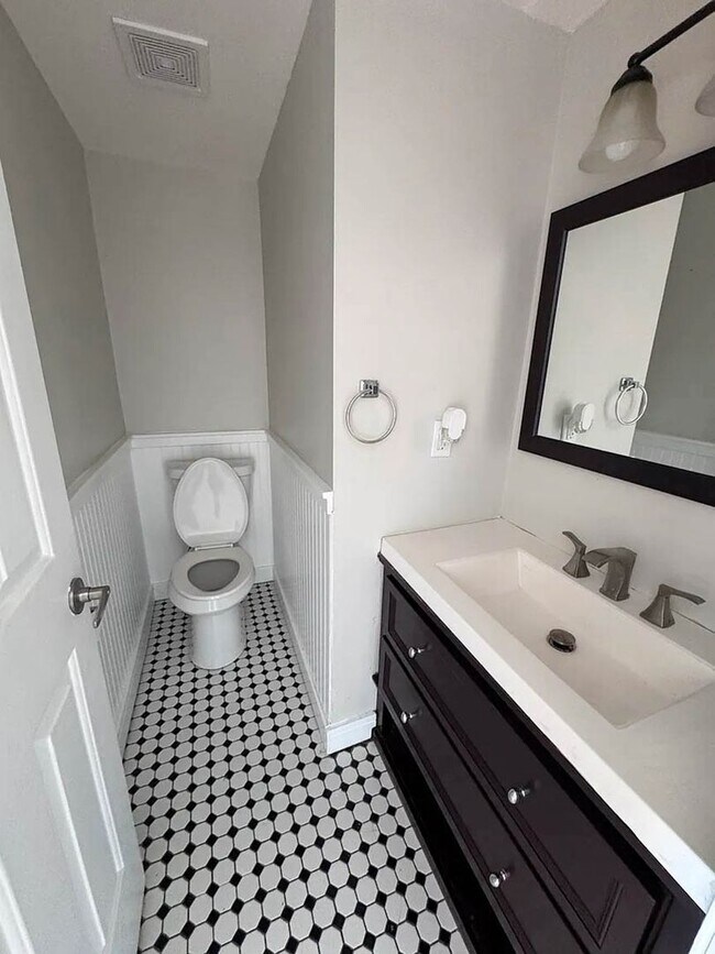 Building Photo - 678 Savin Ave