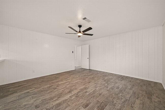 Building Photo - 5615 Beechnut St