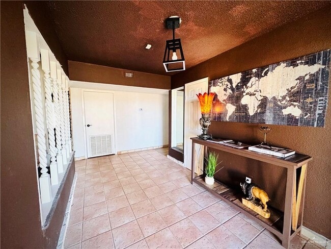 Building Photo - 21 N Shary Rd