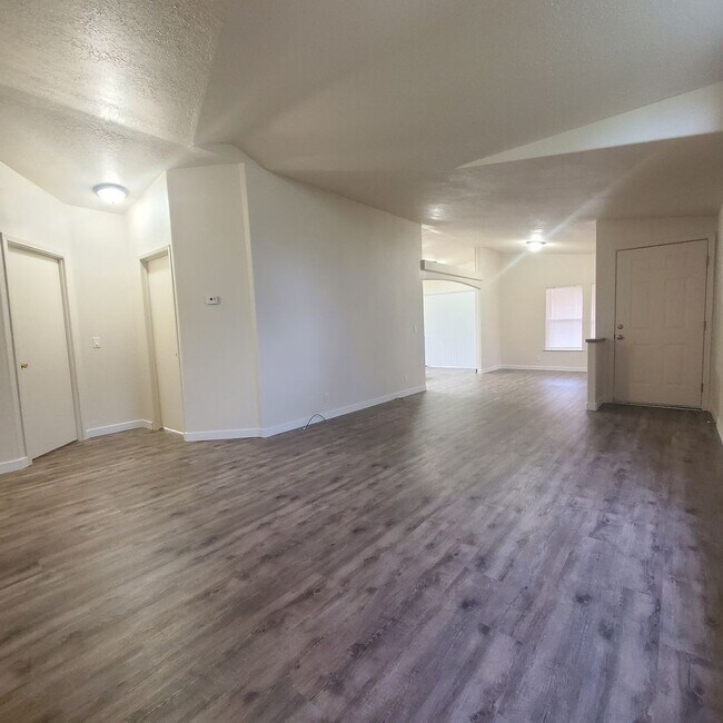 Building Photo - Newly Renovated Pet Friendly 3 Bed / 2 Bat...