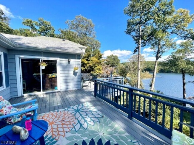 Building Photo - 136 Cedar Lake Rd W