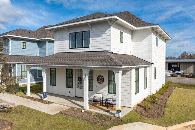 Building Photo - Coach's Corner