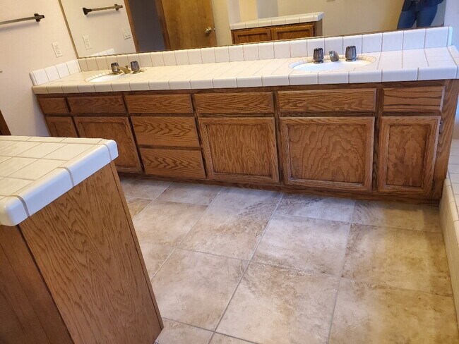 Building Photo - "Spacious 4-Bed, 3-Bath Oasis in Gold River with pool!"