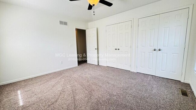 Building Photo - Convenient Kansas City Townhome Near I-435