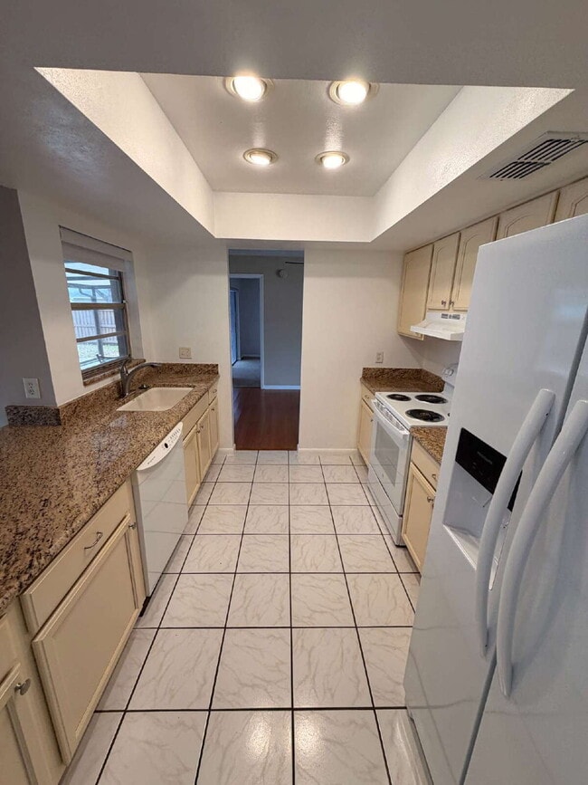 Building Photo - PRIVATE POOL HOME | 3 BED / 2 BATH | FENCED YARD | GARAGE | PET FRIENDLY