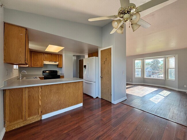 Building Photo - Spacious Split Level in Kearns!