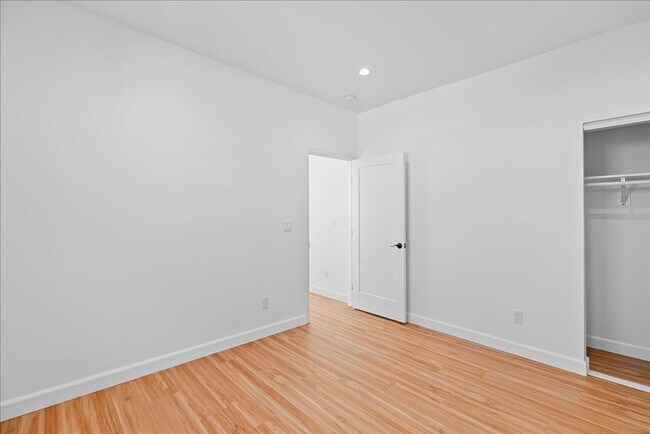 Building Photo - Modern Three Story Apartment!