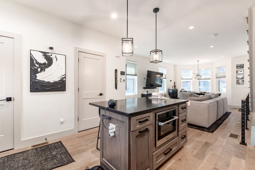 Building Photo - 1196 Hamlet St