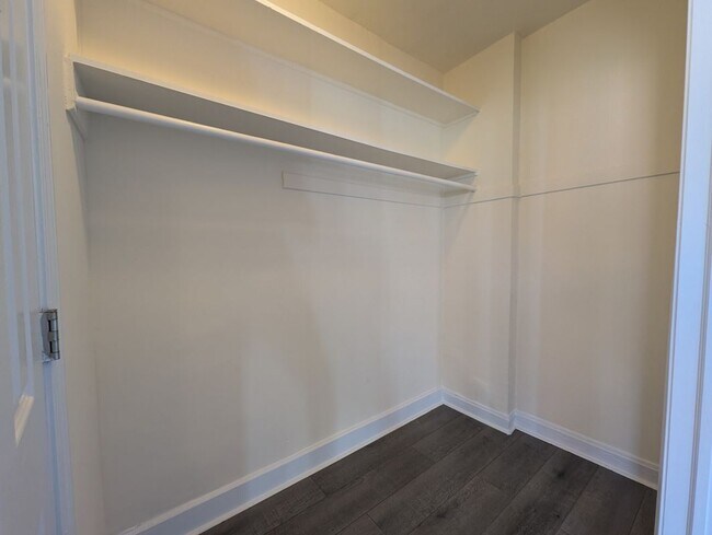 Building Photo - 5417 N Kenmore Ave
