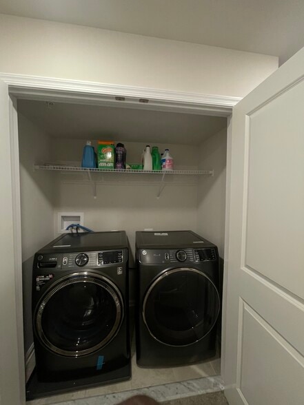 3rd floor shared laundry - 9626 Killenney Pl