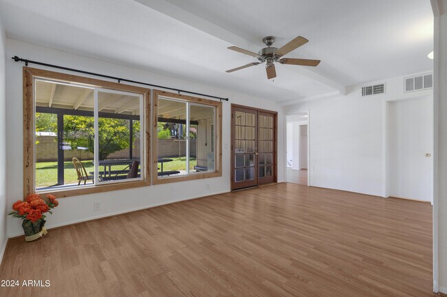 Building Photo - 335 E Solana Dr