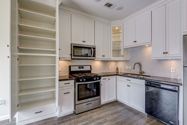 Building Photo - 2405 Delafield St