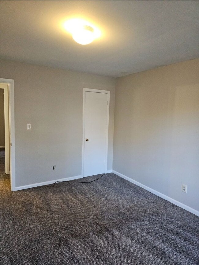 Building Photo - Newly renovated 2 bedroom, 1 bath duplex i...