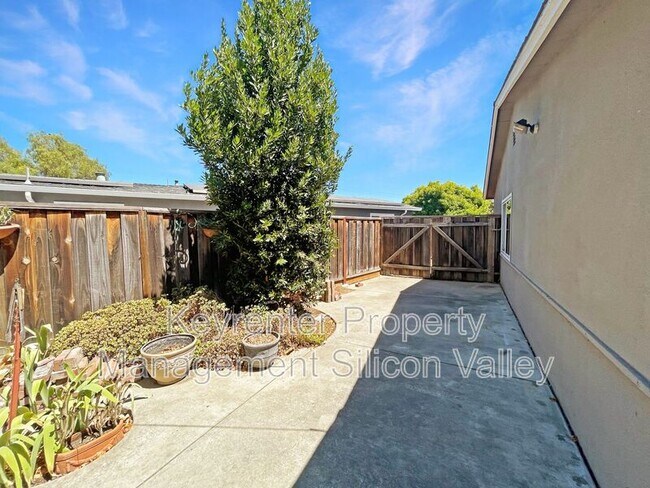 Building Photo - 3115 Calzar Dr